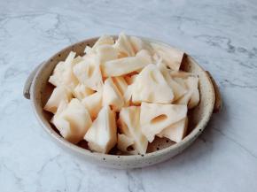 莲藕削皮切成滚刀块。