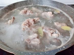 浮沫撇净后再煮一分钟。