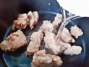 炖锅放入排骨放入适量的清水。