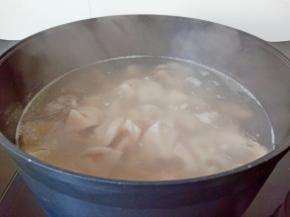 炖煮到莲藕熟透。