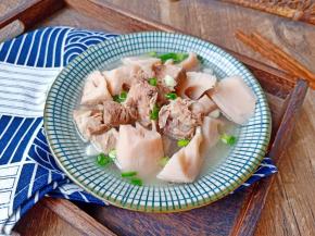 莲藕吃起来脆甜可口，汤汁鲜美而不腻。