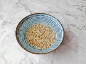 薏米用温水清洗去杂质。