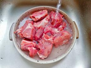 排骨加清水泡出血水。