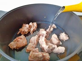 排骨放入锅里加清水。