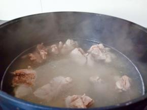 开大火炖煮一小时。