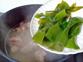 再放入海带结【海带结要打开一个一个清洗干净再打结】