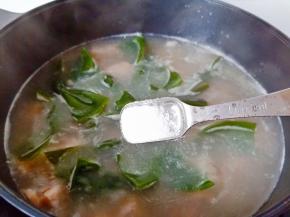 加入盐与生抽调味。