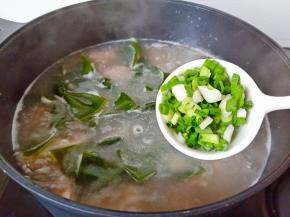 出锅时撒一点葱花提香。