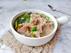 薏米具有健脾、补肺、清热、利湿，甚至是天然的美容食品。平时可以每周做一次。