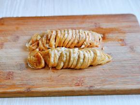 素鸡切条，不要太粗，也不要太细，个人觉得我切的这个宽度正好，当然也可以根据个人喜好来。