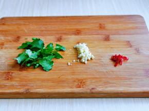 大蒜去皮切碎，香菜洗干净切段，红辣椒去根，洗干净切段。