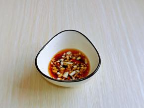 取一小碗，加入蒜末，辣椒段，盐，糖，香油，花椒油，白芝麻，生抽，醋，搅拌均匀。