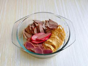 把切好的食材放入玻璃器具中。