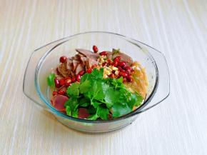 加入香菜，熟花生米，香菜段，再淋上调味汁。