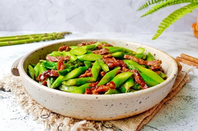 芦笋炒牛肉