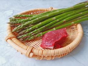 芦笋记得去掉它的老梗，这样吃起来清脆。