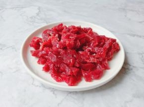 牛肉洗净后切片再切成细丝。