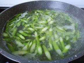 焯水一分钟后捞出控水。