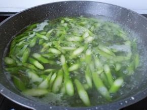 焯水一分钟后捞出控水。