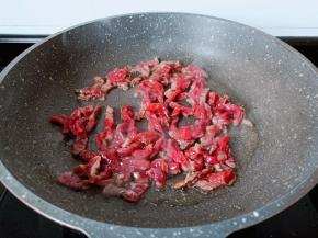 热锅热油下牛肉大火翻炒。