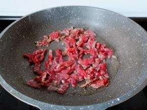 热锅热油下牛肉大火翻炒。