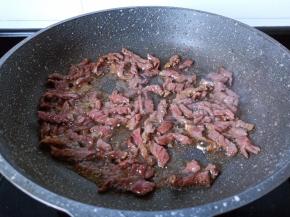 翻炒之牛肉变色。