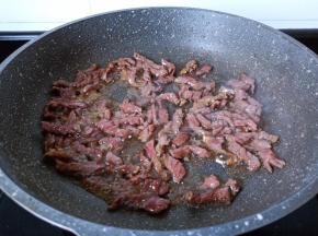 翻炒之牛肉变色。