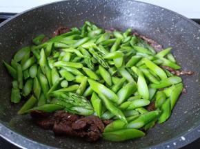 加入控好水的芦笋。