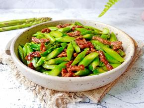 一道鲜嫩美味的芦笋炒牛肉就做好了，喜欢的朋友快来试试看哦！