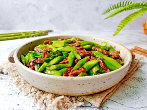 炒牛肉的时盐一定要最后放，盐会让牛肉的水分流失速度加快，所以一定要最后放，这样才能不破坏牛肉的鲜嫩肉质。