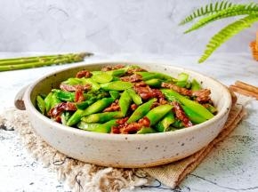 炒牛肉的时盐一定要最后放，盐会让牛肉的水分流失速度加快，所以一定要最后放，这样才能不破坏牛肉的鲜嫩肉质。