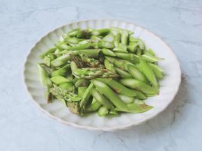 芦笋洗净后切小段。