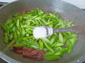 加入盐一勺调味。