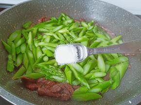 加入盐一勺调味。