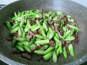 调味料翻炒均匀即可出锅。