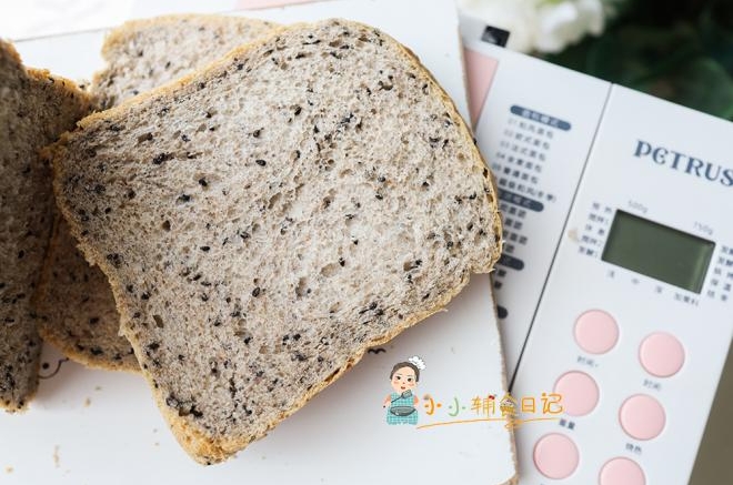 10个月以上辅食芝麻黑麦吐司面包