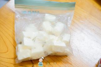 黄油冷藏后切块，然后密封冷冻，这样做面包就可以随用随取非常方便