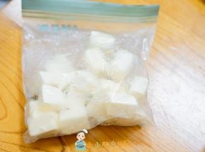 黄油冷藏后切块，然后密封冷冻，这样做面包就可以随用随取非常方便