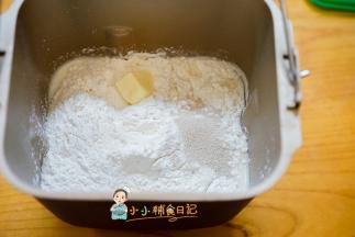 把所有的材料全部放入面包机，液体量根据面团吸水性灵活调整