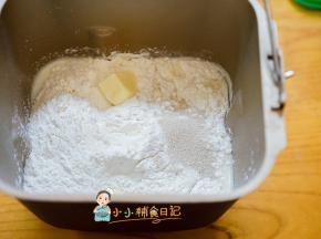 把所有的材料全部放入面包机，液体量根据面团吸水性灵活调整