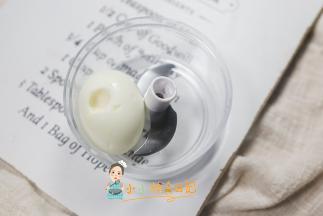 用拉拉神器把一整个剥壳的水煮蛋放进去也可以自己用刀切碎