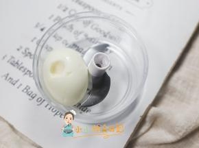 用拉拉神器把一整个剥壳的水煮蛋放进去也可以自己用刀切碎