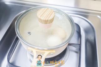 冷水加入鸡蛋，水要末过鸡蛋中小火煮八分钟焖五分钟，把鸡蛋煮的熟透，宝宝不可以吃溏心蛋