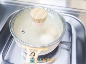 冷水加入鸡蛋，水要末过鸡蛋中小火煮八分钟焖五分钟，把鸡蛋煮的熟透，宝宝不可以吃溏心蛋