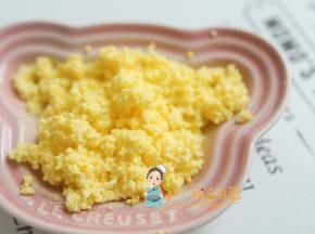第一次吃鸡蛋一次不要吃太多吃一两口即可