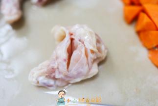 鸡腿加水加生姜浸泡半小时 夏天要放冰箱，鸡腿肉比较厚，用刀划几个口，这样容易入味