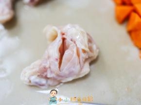 鸡腿加水加生姜浸泡半小时 夏天要放冰箱，鸡腿肉比较厚，用刀划几个口，这样容易入味