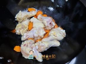鸡腿捞出来倒入锅里一起炒，要炒到表面有点点微黄会比较好吃