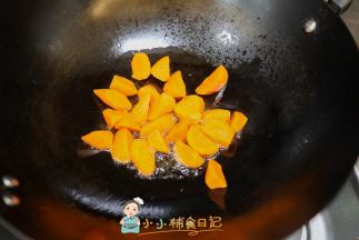 锅里倒入一点油把切了滚刀块的胡萝卜炒一下