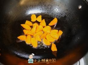 锅里倒入一点油把切了滚刀块的胡萝卜炒一下